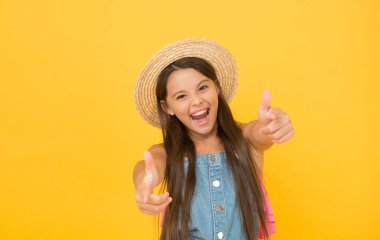 Atmosferi uyar. Yaz hava tahmini. Tatil zamanı. Küçük kız hasır plaj şapkası takıyor. moda ve güzellik. çocukluk mutluluğu. Mutlu çocuklar günü. Sıcak mevsimin güzellik stili