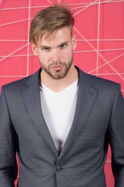 Resmi takım elbiseli ve tişörtlü adam, moda. Sakallı, saçlı, saç tıraşlı bir iş adamı. Erkek modası, tarz ve kıyafet yönetmeliği. İş, girişimcilik ve kariyer kavramı.