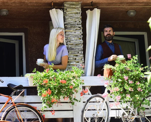 Девушка с светлыми волосами и бородатый парень на фоне кафе. — стоковое фото