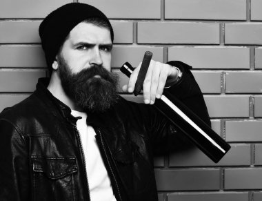 Sakallı, Kafkas hippisi elinde şişe, puro içiyor.