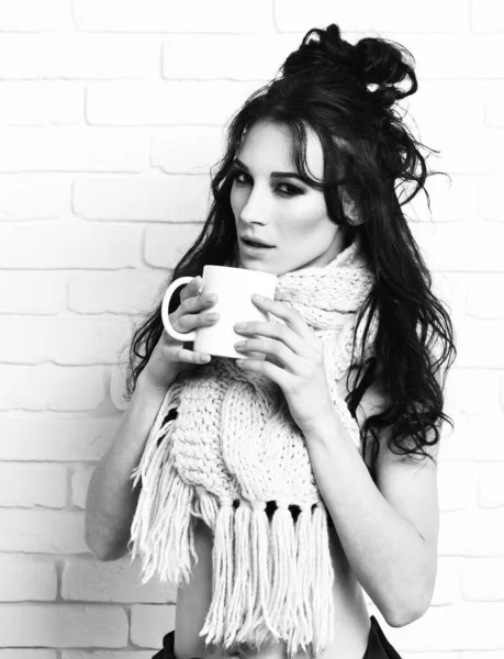 Fată sexy în eșarfă tricotată pe fundal de perete de cărămidă — Fotografie, imagine de stoc