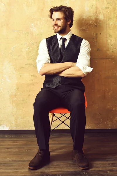 Hombre o hombre de negocios sonriente en silla esperando entrevista de trabajo — Foto de Stock