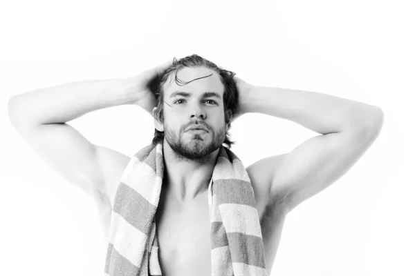 Macho με ριγέ μπλε πετσέτα γύρω από το λαιμό και μεγάλους μυς — Φωτογραφία Αρχείου