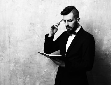 Sakallı ve saç kesimi düzenleyicisi olan genç bir iş adamı.