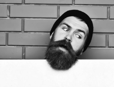 Beyaz kağıt çarşaflı vahşi beyaz hippi sakallı.