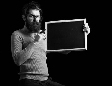 Siyah arka planda gözlüklü ciddi hipster, kopyalama alanı