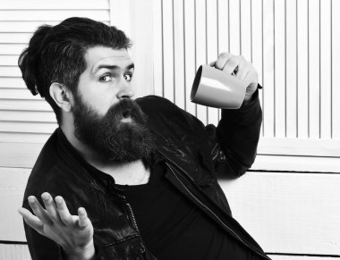 Kafkasyalı vahşi hippi elinde bardak ya da kupa tutuyordu.