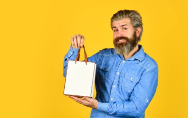 Hediye al. Kara Cuma. Satışları arttır. Hipster satış fiyatını satın alıyor. Siber pazartesi indirimi. Güzel alışveriş. Sakallı adam, alışveriş torbalarını tut. Perakende konsepti. İyi tatiller. Yakışıklı bir alıcı. Mevsimlik satış