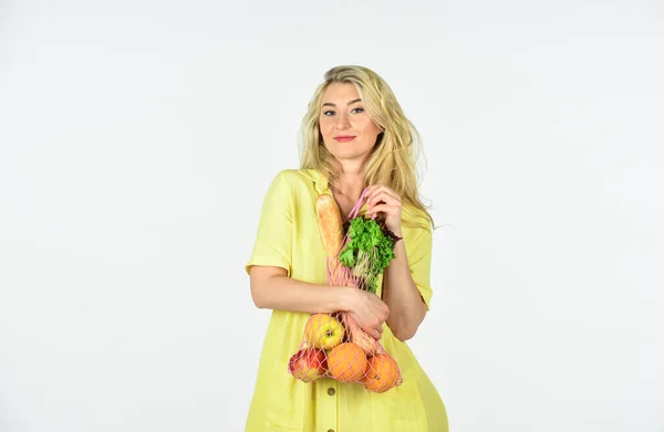Egészséges életmód. Törődj az egészségeddel. fitnesz és fogyókúra. Csak organikus ételeket. Egy nő cipeli az almás-narancsos salátát és a kenyeret. A lány vásárolni megy. Szép vásárlás. növényi étrend — Stock Fotó
