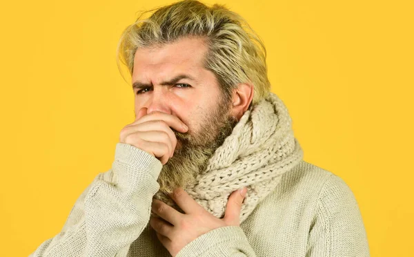 Bağışıklık tepkisi hastalığın semptomlarından daha fazlasıdır. Hippi ateşi. Soğuk algınlığı konsepti. Vücut ısısı. Bağışıklığın ateşi ve termal düzenlemesi. Sakallı adam hasta. Boyun çevresindeki sıcak eşarp