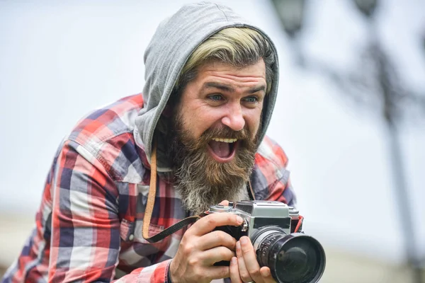 Repórter fazer foto. Câmera vintage. capturar essas memórias. Câmara SLR. homem hipster com barba usar câmera profissional. fotógrafo segurar câmera retro. jornalista é a minha carreira. Diversão de verão — Fotografia de Stock