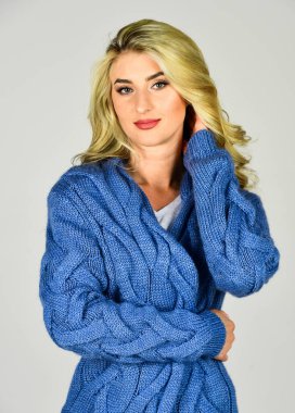 Yumuşak ve rahat. Rahat etmeniz için büyük boy hırka. Şık bir hırka. Uzun kıvırcık saçlı, yumuşak yün kaşmir hırkalı bir kız. Kadın örgü hırka giyiyor. Samimi kıyafet. Kıyafet dükkanı.