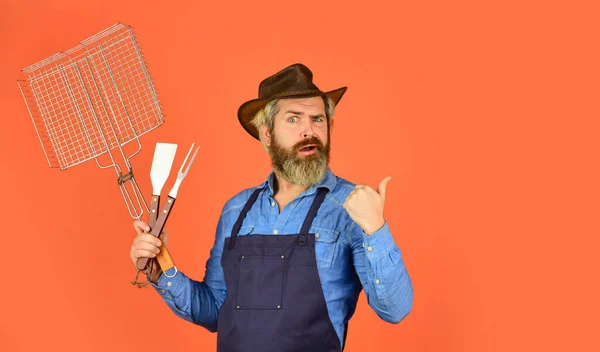 Picknick en barbecue. Amerikaanse picknick. Familietraditie. Vlees aan het koken. Voorjaarsseizoen. Baard boer draagt hoed en schort voor barbecue. Vlees roosteren. Biefstuk en barbecue. Barbecue. Grillvoedsel — Stockfoto