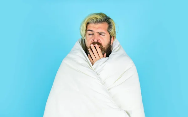 Ragazzo avvolto in coperta il bagno. Un bell'uomo indossa la mattina. uomo barbuto in accappatoio di spugna bianco che dorme nella camera da letto dell'hotel. riposo a letto mentre malato. uomo in biancheria intima. Bella mattinata — Foto Stock