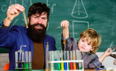 Laboratuvar deneyi. Kimya laboratuvarında öğretmen ve öğrenci. İlaçları icat et. Geleceğin refahı. İlaç bilimadamı. Hastalık kontrolü için bilim ve teknoloji. Okul laboratuvarı
