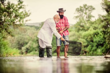 Erkekler birlikte balık tutuyor. Arkadaşla balık. Erkek eğlencesi. İyi bir balıkçı doğal kaynaklara saygı duyar. Balıklar asla ziyan edilmemeli. Eğer yasal yollarla balık yakalarsan, hemen serbest bırak. Devlet balıkçılık lisansı