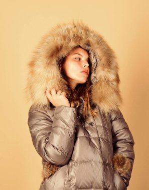 Alışveriş rehberi. Kişisel stilistlik hizmeti. Kışlık giysiler al. Moda butiği. Sahte kürk. Kız kalın bir ceket giyiyor. Alışveriş konsepti. Kara Cuma. İndirim ve indirim. Kadın alışverişi kışlık kıyafetleri deneyin