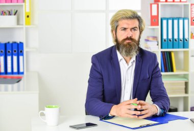 Denetleyici mali durum raporu. İş analisti. İş süreci uzmanı klasörde. Ofis evrakları işadamlarında. Yetenekli danışman ya da antrenör. Adam problemle ilgilenir. Boşluğu kopyala