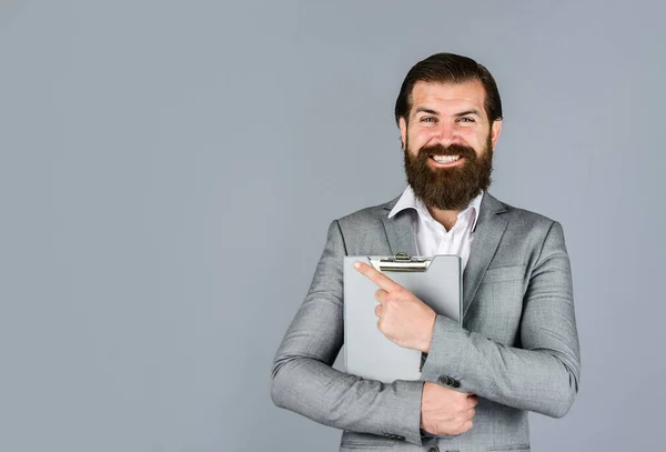 Homme d'affaires caucasien avec dossier au bureau. portrait d'un homme barbu prenant des notes. Homme d'affaires confiant tenant dossier pour les documents. hommes d'affaires et concept d'entreprise. espace de copie — Photo