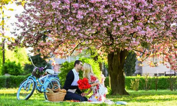 Mi tesoro. Propuesta romántica. Disfrutando de su cita perfecta. Pareja relajante en el parque con bicicleta. Picnic romántico con vino. Pareja enamorada de una cita de picnic. Fin de semana. Amantes sensual besos —  Fotos de Stock