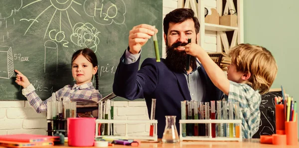 Chemie-Experiment. Lehrer und Schüler testen Röhrchen im Klassenzimmer. Schulklubs interaktive Bildung. Vereine für Vorschulkinder. After School Clubs sind eine großartige Möglichkeit, Kinder in verschiedenen Bereichen zu entwickeln — Stockfoto