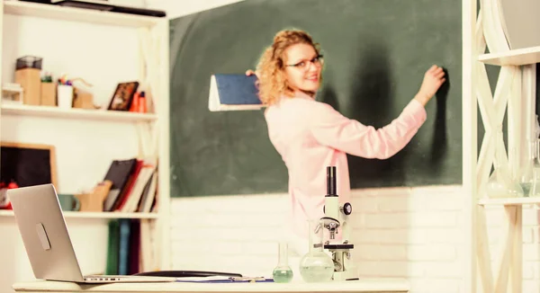 Laboratoř biologie. Mikrobiologie a bioinženýrství. Mikroskopické zkumavky s chemickými kapalinami na stolní škole učitele biologie selektivní zaměření. Student píšící tabuli byl rozostřen. Biologický koncept — Stock fotografie