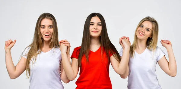 Joyeuses filles souriantes sœurs célèbrent les vacances, concept d'amitié féminine — Photo