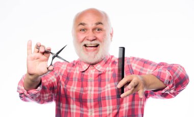 Berber keskin makasla çalışır. Sakallı yakışıklı kuaför, sakal şekillendirme aleti kullanıyor. Berber dükkanı konsepti. Erkek tıraşı. Saç kes. Berber profesyonel ekipman kullanır. Kuaför servisi