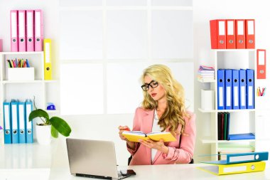 Gün seninle başlıyor. Patron ve çalışan. Üniversite projesi için fikirler. İş kadını ofisinde oturuyor. Çalışırken not alıyorum. Başarılı iş kadını. Ofis hayatı. Öğrenci kızın öğrenme süreci