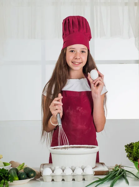 Ragazza con uovo fare pasta, cottura — Foto Stock