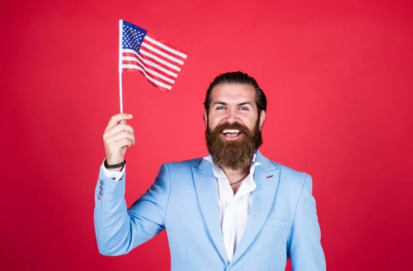 Sorriso feliz. dia de independência da américa. educação do patriotismo. Liberdade e busca da felicidade. Orgulhoso da sua terra. O homem barbudo é patriota. Homem de negócios com bandeira americana. 4 de Julho — Fotografia de Stock