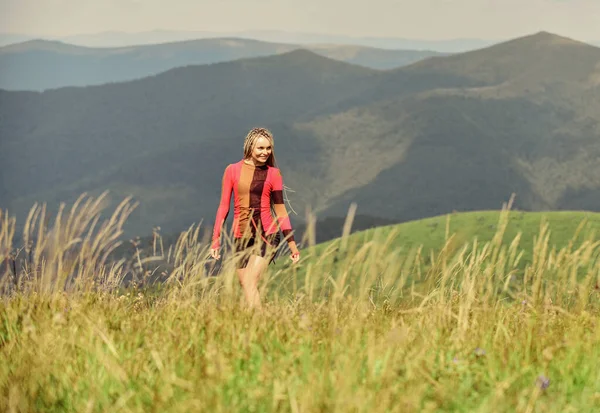 Ocio activo. Chica atlética disfrutar del trekking. Ideas de vacaciones. Estilo de vida saludable. Senderismo deportivo para excursionistas. Turismo de verano. Mujer trekking ropa montañas paisaje fondo. Pasatiempo de trekking —  Fotos de Stock