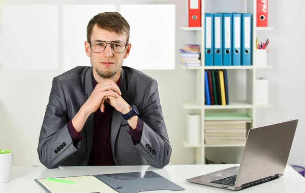 Succès. chef de cabinet d'avocats. avocat confiant travaillant avec l'ordinateur. des affaires agiles. homme d'affaires prenant des notes. Un homme porte un costume de bureau. agent immobilier masculin a une dure journée de travail. cours en ligne tuteur — Photo