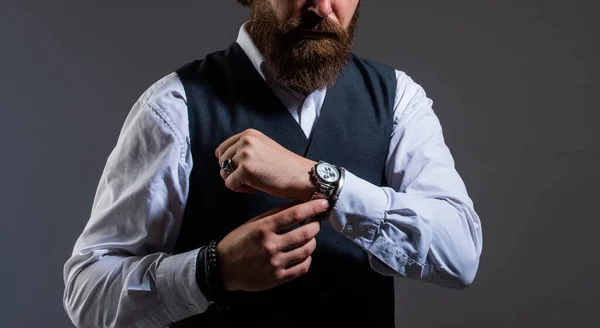 Ο άνθρωπος σοβαρή γενειοφόρος επιχειρηματίας κομψό επίσημο ντύσιμο, ακριβό ρολόι έννοια — Φωτογραφία Αρχείου