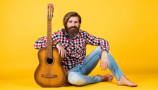 Escuela musical. estilo música country. un hombre con camisa a cuadros y guitarra. tocar el instrumento musical de cuerda. músico caucásico profesional. guitarrista. hipster hombre tocando la guitarra acústica —  Fotos de Stock