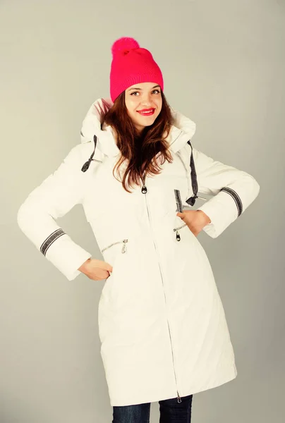 Os sonhos tornam-se realidade. gripe e frio. moda sazonal. Uma rapariga de chapéu de gorro. moda de pele falsa. beleza em roupas de inverno. compras estação fria. Boas férias de inverno. Ano Novo. mulher em casaco quente acolchoado — Fotografia de Stock