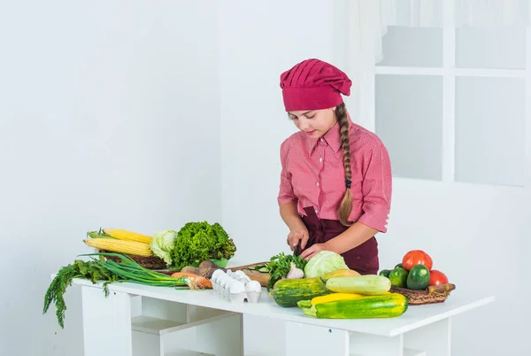Niño haciendo la cena de verduras, vitaminas — Foto de Stock