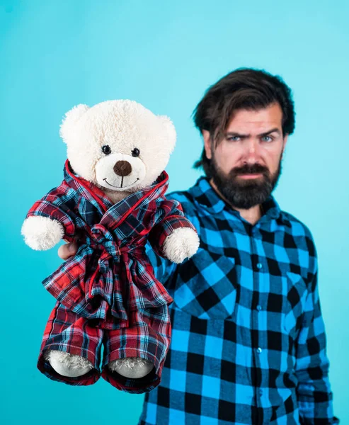 Knappe blanke man houdt teddybeer klaar voor Valentijnsdag selectieve focus, wees mijn Valentijn — Stockfoto