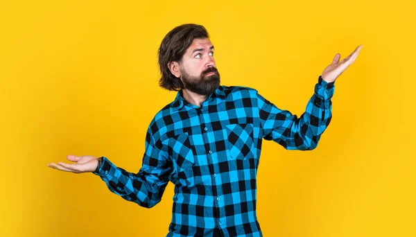 Homme barbu en chemise à carreaux. Un mec brutal avec un visage émotionnel. look décontracté masculin. surpris beau hipster. salon de coiffure. mature homme a moustache — Photo