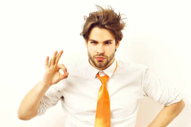 Kafkasyalı turuncu kravatlı maço.