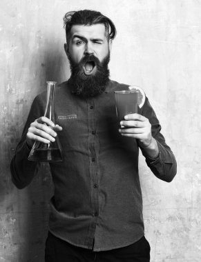 Alkol iğnesi, cam tüp ya da matara tutan vahşi hipster.