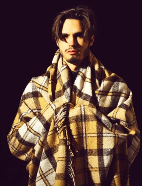 Ekoseli sakallı adam.