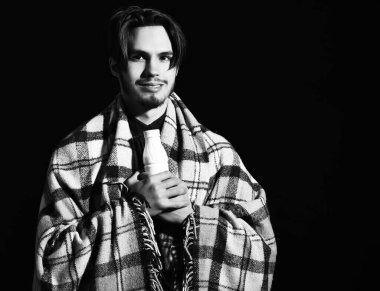 Gülümseyen sakallı adam.