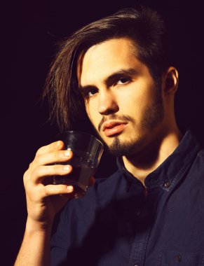 Viskili ciddi sakallı adam.