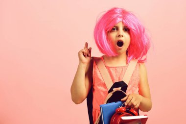 Kız sırt çantası takıyor: okula dönüş konsepti