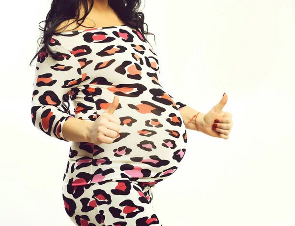 Mains féminines de la femme enceinte montrant cool — Photo