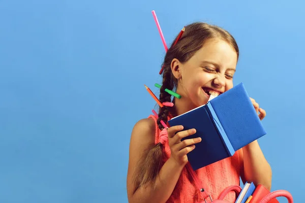 Chica de la escuela con la cara sonriente feliz aislado sobre fondo azul — Foto de Stock