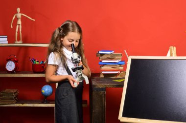 Sınıfında gülen yüzlü bir kız öğrenci. Okula geri dön.