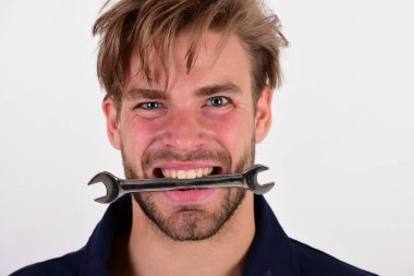 Detayları düzeltmek ya da sıkmak için anahtar. Adam anahtarı tutuyor.