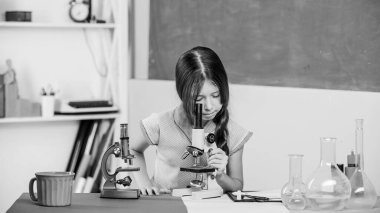 Kız biyoloji sınıfı test tüpleri. Fen dersi. Okul laboratuarı. Mikroskobu olan küçük bir kız. Bilimsel deney. Büyüleyici bir ders. Mikrobiyolojiyi araştır. Biyoloji okuyorum. Biyoloji eğitimi